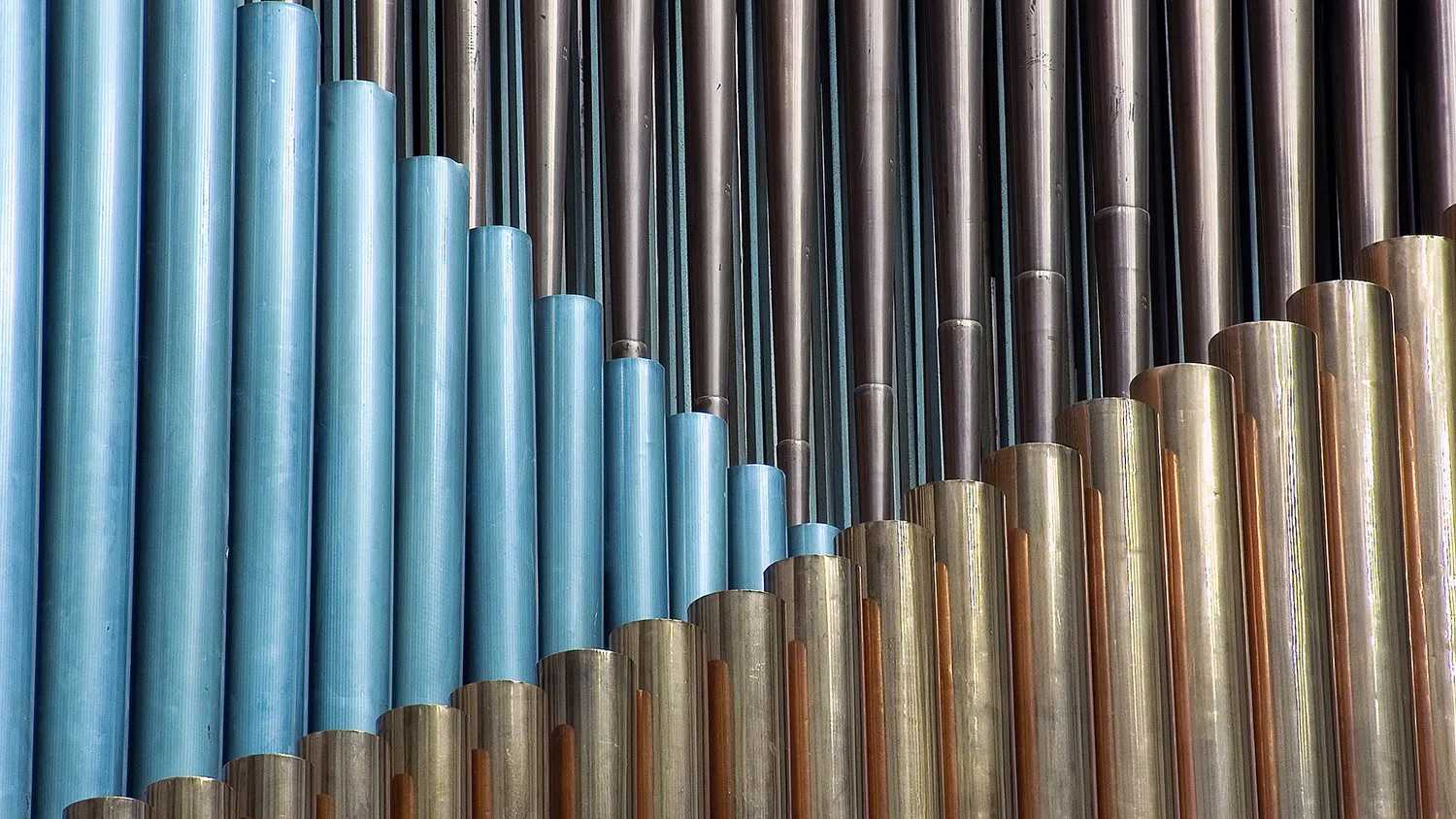 Additive synthesis concept using layered harmonic pipe structures