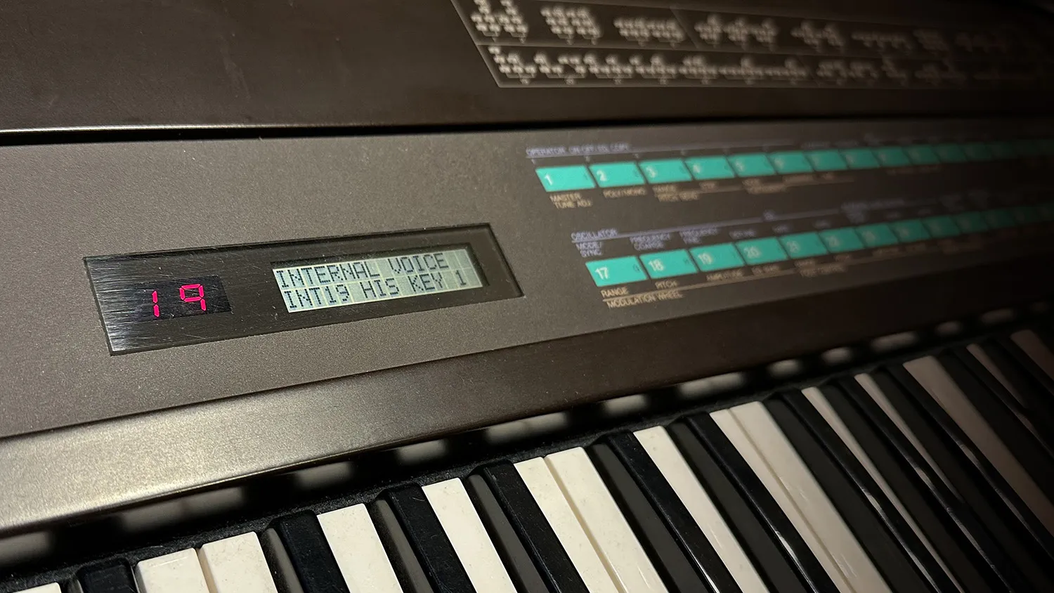 Digital synthesis virtual instrument interface with waveform selection